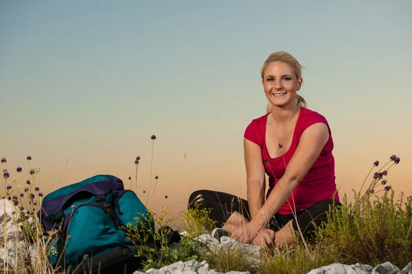 トレッキングの女性-山の上で美しいブロンドの女の子ハイキング — ストック写真