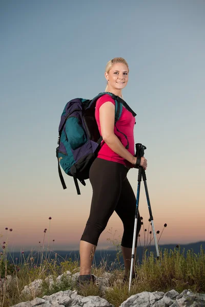 Femme en trekking - Belle fille blonde randonnée sur les montagnes — Photo