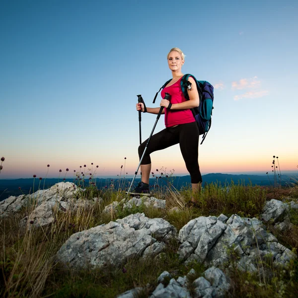 Femme en trekking - Belle fille blonde randonnée sur les montagnes — Photo