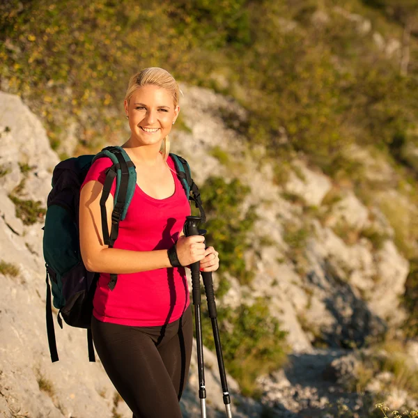 Žena na trekking - Krásná blondýna dívka turistika na horách — Stock fotografie