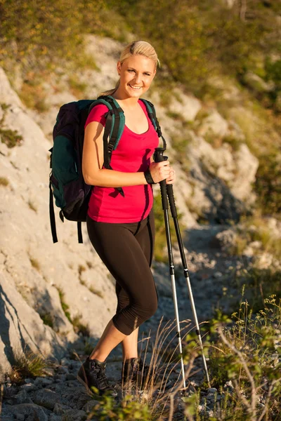 Mujer en trekking - Hermosa chica rubia senderismo en las montañas — Foto de Stock