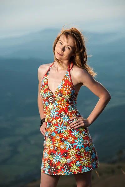 Portrait extérieur de belle jeune femme en robe d'été courte — Photo