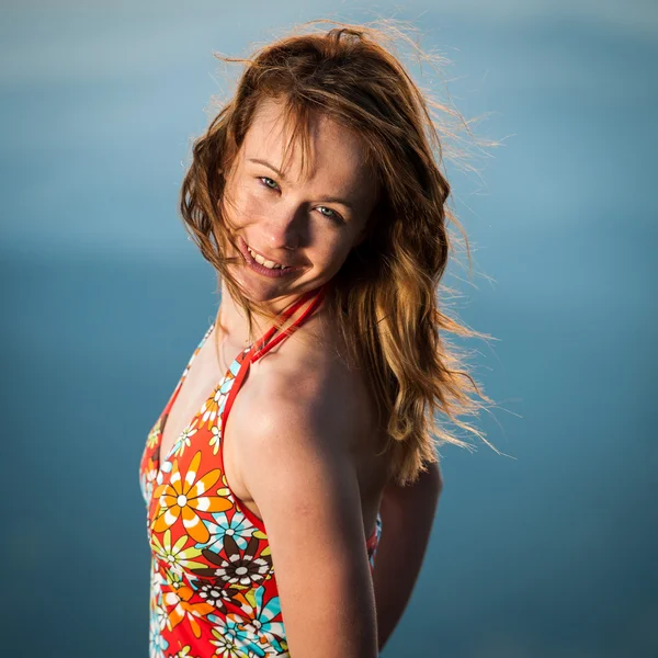 Retrato ao ar livre de bela jovem mulher em vestido de verão curto — Fotografia de Stock