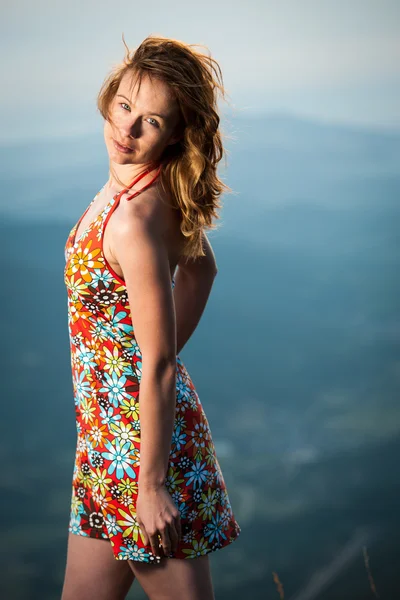 Outdoor Portret van mooie jonge vrouw in korte zomerjurk — Stockfoto