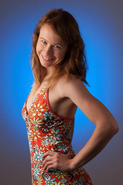 Portret van een mooie jonge vrouw in oranje zomerjurk — Stockfoto