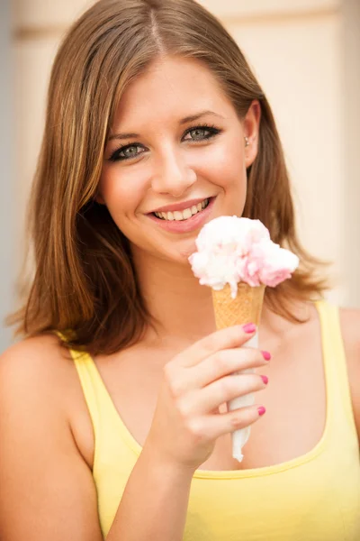 Atractiva joven mujer comiendo helado — Foto de Stock