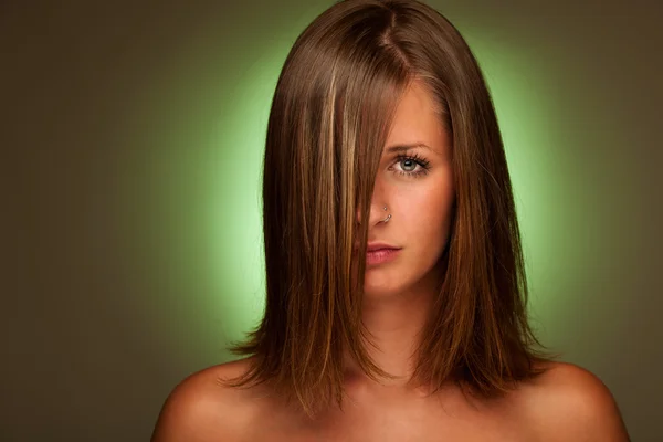 Atraktivní mladá žena s zelenou auru — Stock fotografie