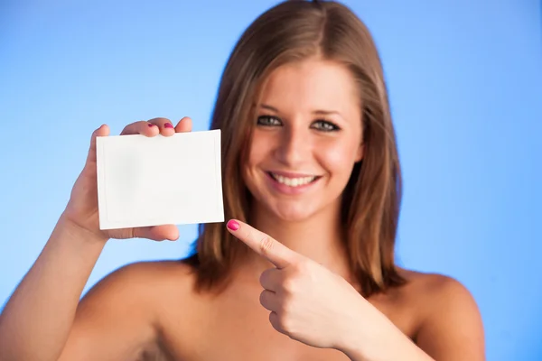 Tarjeta de regalo. Mujer emocionada mostrando vacío tarjeta de papel en blanco signo ingenio —  Fotos de Stock