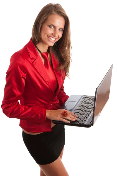 赤いドレスを着て alptop に取り組んでいる女性実業家 — ストック写真