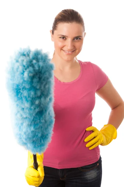 Молодая счастливая женщина очищает пыль изолированы — стоковое фото