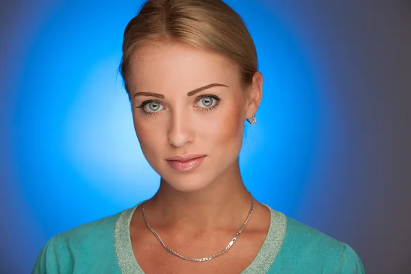 Bellezza ritratto di attraente giovane donna con aura blu nel retro — Foto Stock