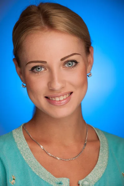 Mavi aura arkada çekici genç kadın Güzellik Portresi — Stok fotoğraf