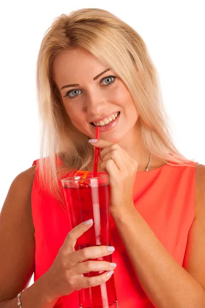 Όμορφη νεαρή γυναίκα με κόκκινο φόρεμα με ένα ποτήρι τσάι πάγου — Φωτογραφία Αρχείου