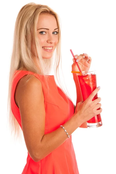 Gyönyörű fiatal nő, piros ruhás, egy pohár jeges tea — Stock Fotó