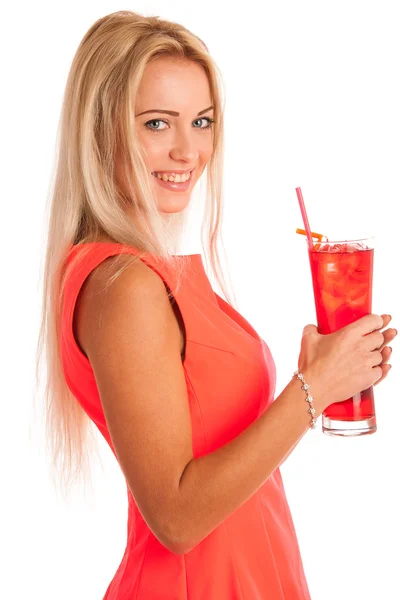 Όμορφη νεαρή γυναίκα με κόκκινο φόρεμα με ένα ποτήρι τσάι πάγου — Φωτογραφία Αρχείου