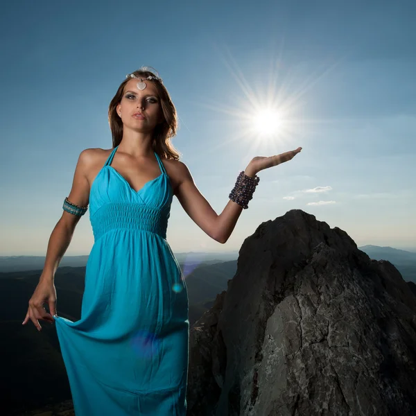 Beauté grecque - portrait d'une belle femme en robe longue bleue — Photo
