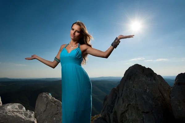 La belleza griega - el retrato de la mujer hermosa en el vestido largo azul — Foto de Stock