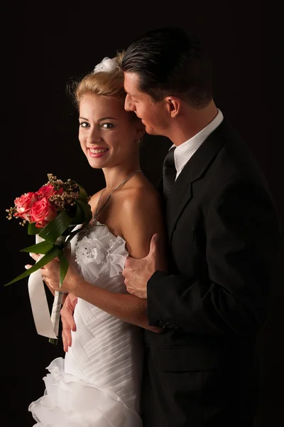 新娘和新郎被隔绝在黑色的背景 — 图库照片