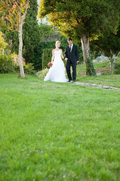 Mariée et marié dans un parc en plein air - Couple marié — Photo
