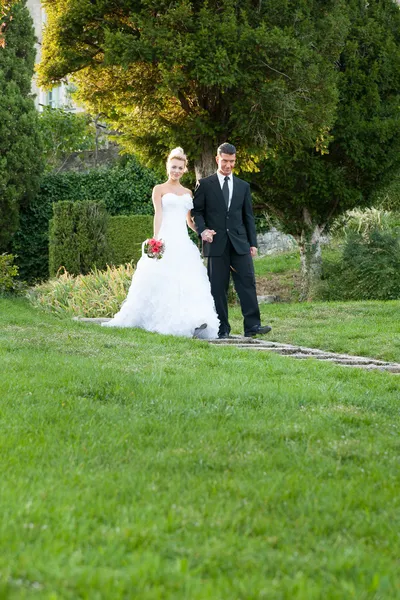 Mariée et marié dans un parc en plein air - Couple marié — Photo