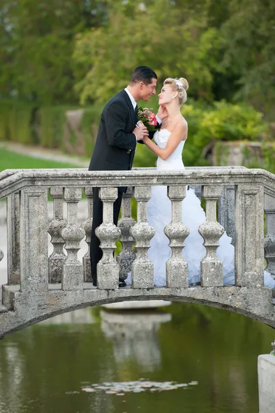 Bruid en bruidegom in een park buiten - gehuwd paar — Stockfoto