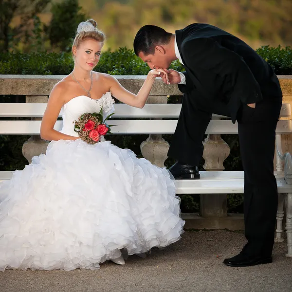 Bride and groom in a park outdoor - Married couple — Stock Photo, Image