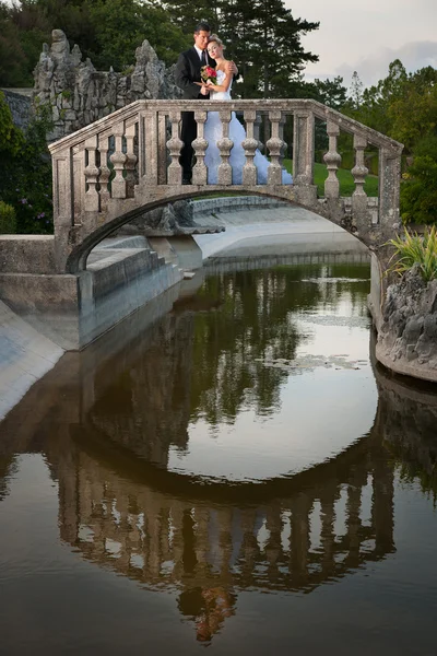 Невеста и жених в парке под открытым небом - Женатая пара — стоковое фото