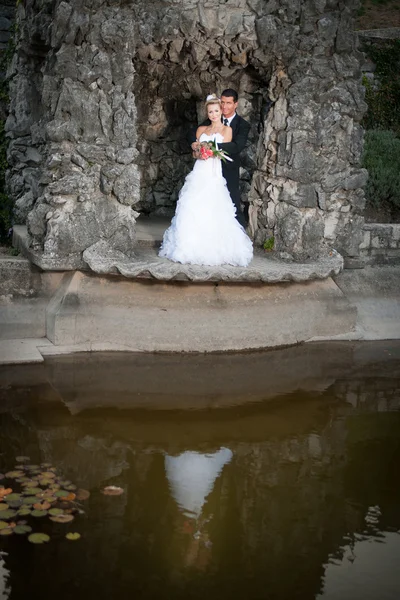 Bruid en bruidegom in een park buiten - gehuwd paar — Stockfoto