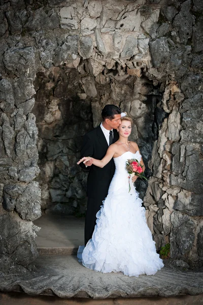 Mariée et marié sur des escaliers anciens — Photo