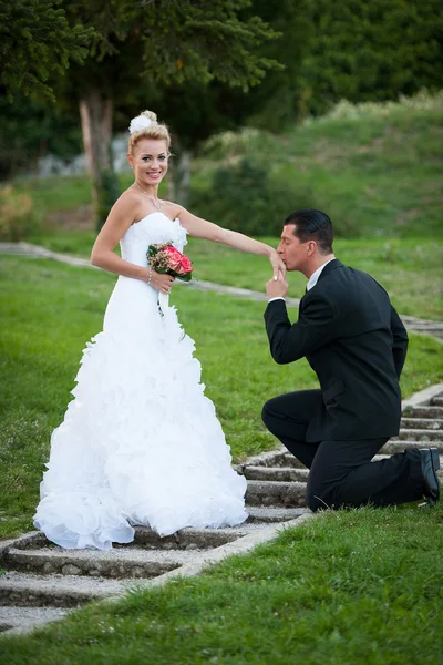 Novia y novio en un parque al aire libre - Pareja casada —  Fotos de Stock