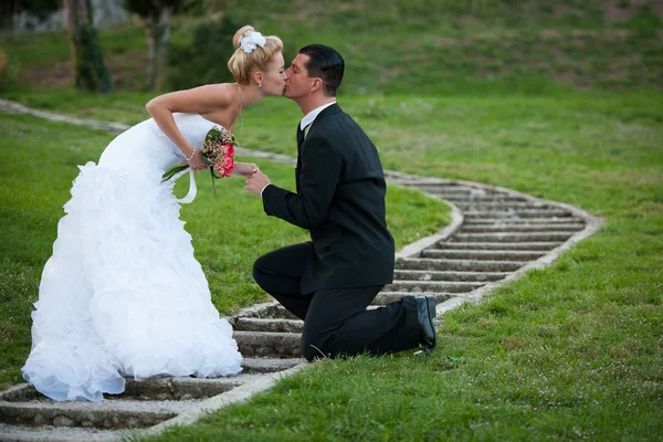 Novia y novio en un parque al aire libre - Pareja casada —  Fotos de Stock