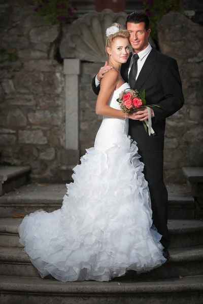 Braut und Bräutigam auf uralten Treppen — Stockfoto