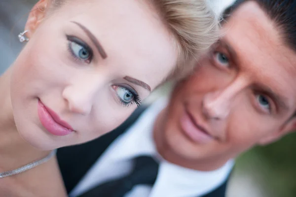 Closeup portrait of bride and groom with shallow depth of field — Stock Photo, Image
