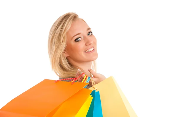 Ελκυστική νεαρή γυναίκα με πολύχρωμες τσάντες ψώνια — Φωτογραφία Αρχείου