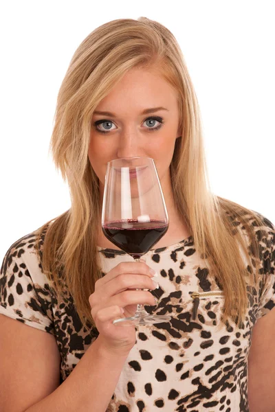 Ung kvinna med ett glas vin — Stockfoto