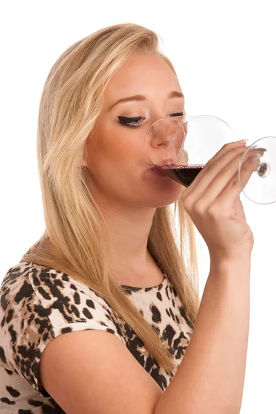 Ung kvinna med ett glas vin — Stockfoto