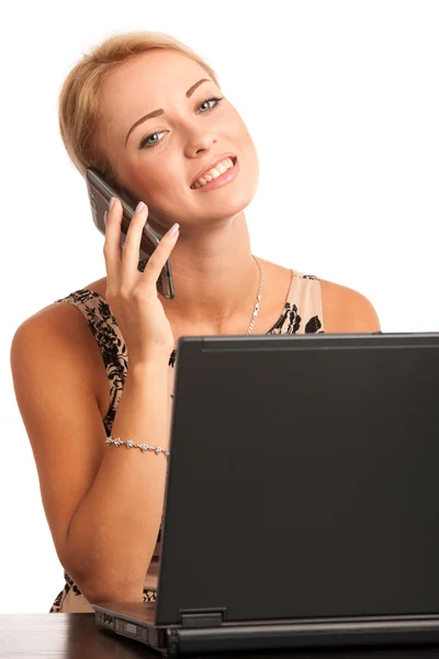 Flor üzerinde oturan ve cep telefonundan konuşurken laptop ile sevimli genç kadın — Stok fotoğraf