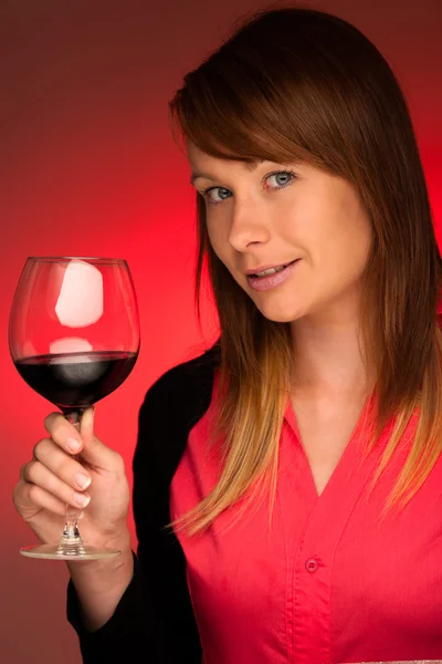 Atrakcyjny brunetka z kieliszek wina — Zdjęcie stockowe