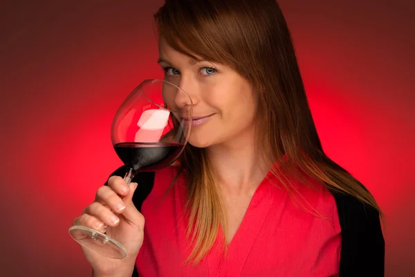 Attraktive Brünette mit einem Glas Wein — Stockfoto
