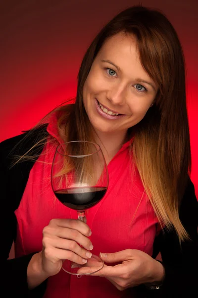 Lockande brunett med ett glas vin — Stockfoto