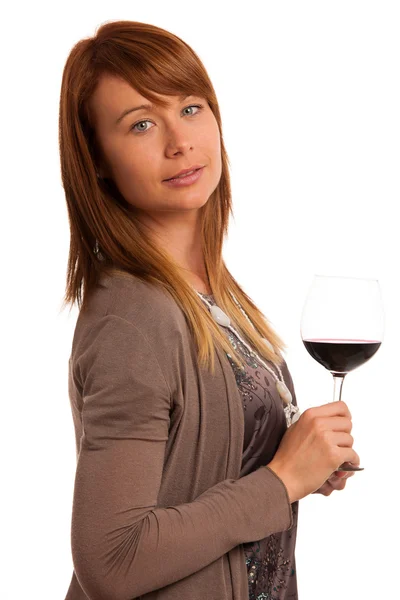 Atrakcyjny brunetka z kieliszek wina na białym tle — Zdjęcie stockowe