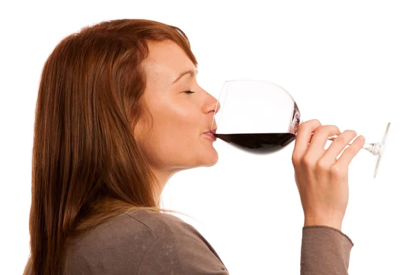 Attraktive Brünette mit einem Glas Wein isoliert — Stockfoto