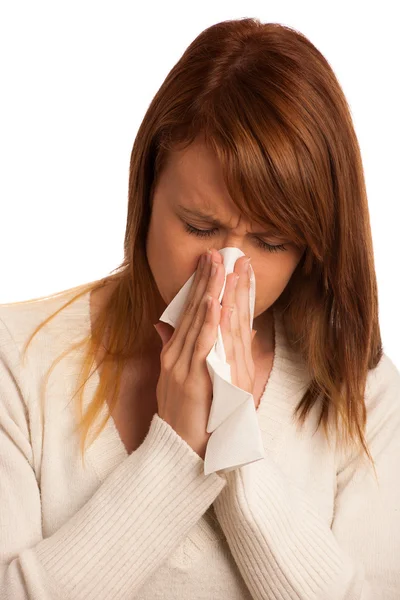 Žena s chřipkou kýchání — Stock fotografie