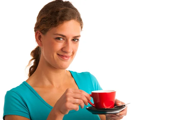 Menina em azul t-shirt beber café — Fotografia de Stock