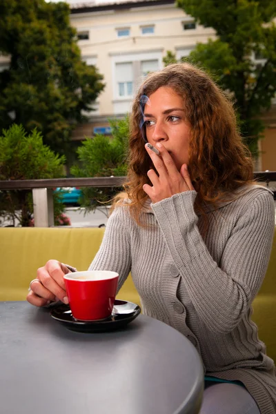 Junge Frau trinkt Kaffee und raucht Zigarette — Stockfoto