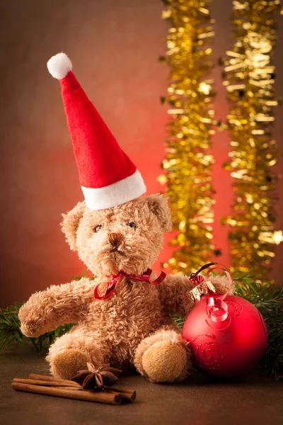 Osito de peluche con sombrero de Santa Claus rojo y regalos de Navidad —  Fotos de Stock