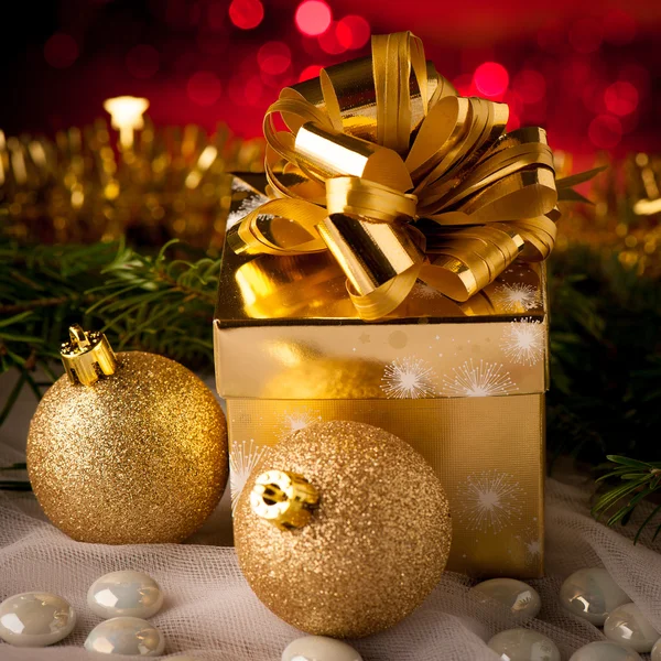 Regalos de Navidad dispuestos en una mesa con ramas de abeto y labio —  Fotos de Stock