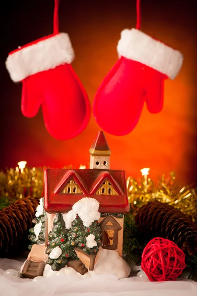 Decoratieve huis kerst ornament met rode handschoenen opknoping in b — Stockfoto