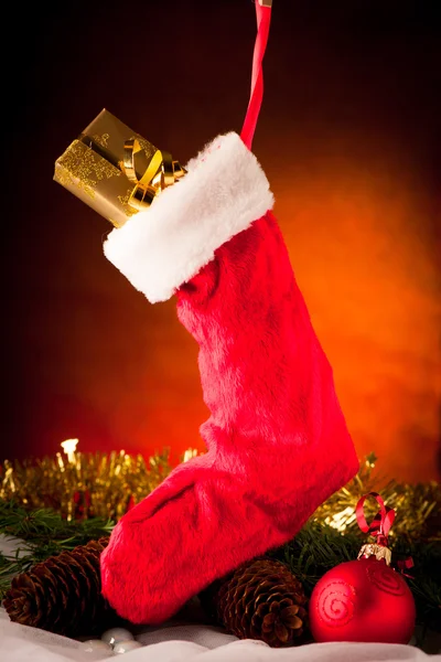 Κάλτσα Χριστουγέννων που κρέμεται πάνω από τη ρύθμιση oenament — Φωτογραφία Αρχείου