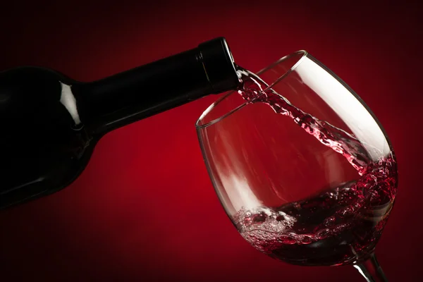 Bottle filling the glass of wine - splash of delicious flavor. — Stock Photo, Image
